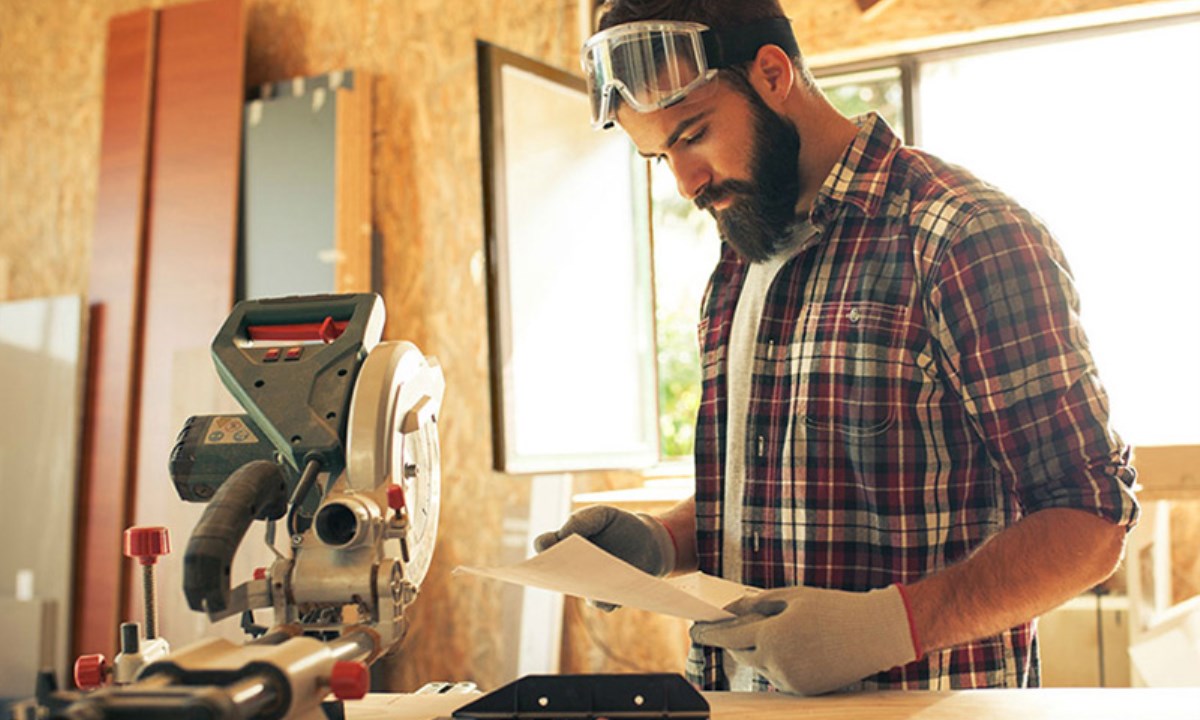 Guanti da lavoro, occhiali di sicurezza, indumenti monouso