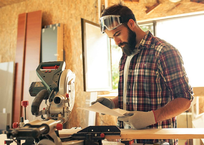 Guanti da lavoro, occhiali di sicurezza, indumenti monouso